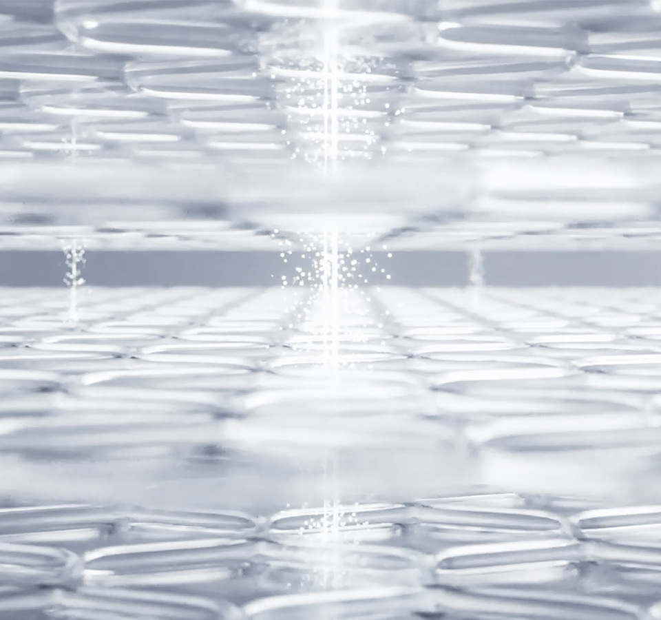 빛나는 입자가 피부 깊숙이 흡수되는 모습을 표현한 이미지는 에이피 뷰티의 리쥬브네이팅 부스터 샷 엠디 세럼이 피부 장벽을 강화하고 수분을 채워 물광 리프팅 효과를 선사하는 것을 시각적으로 보여줍니다.